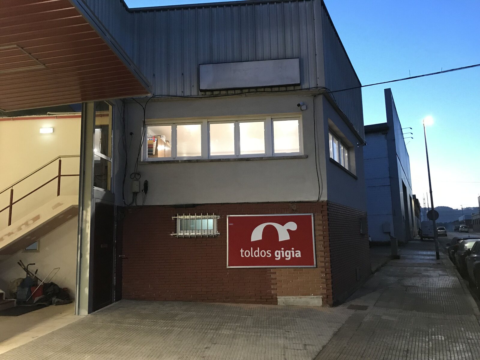 Fachada de las instalaciones de Toldos Gigia en Gijón