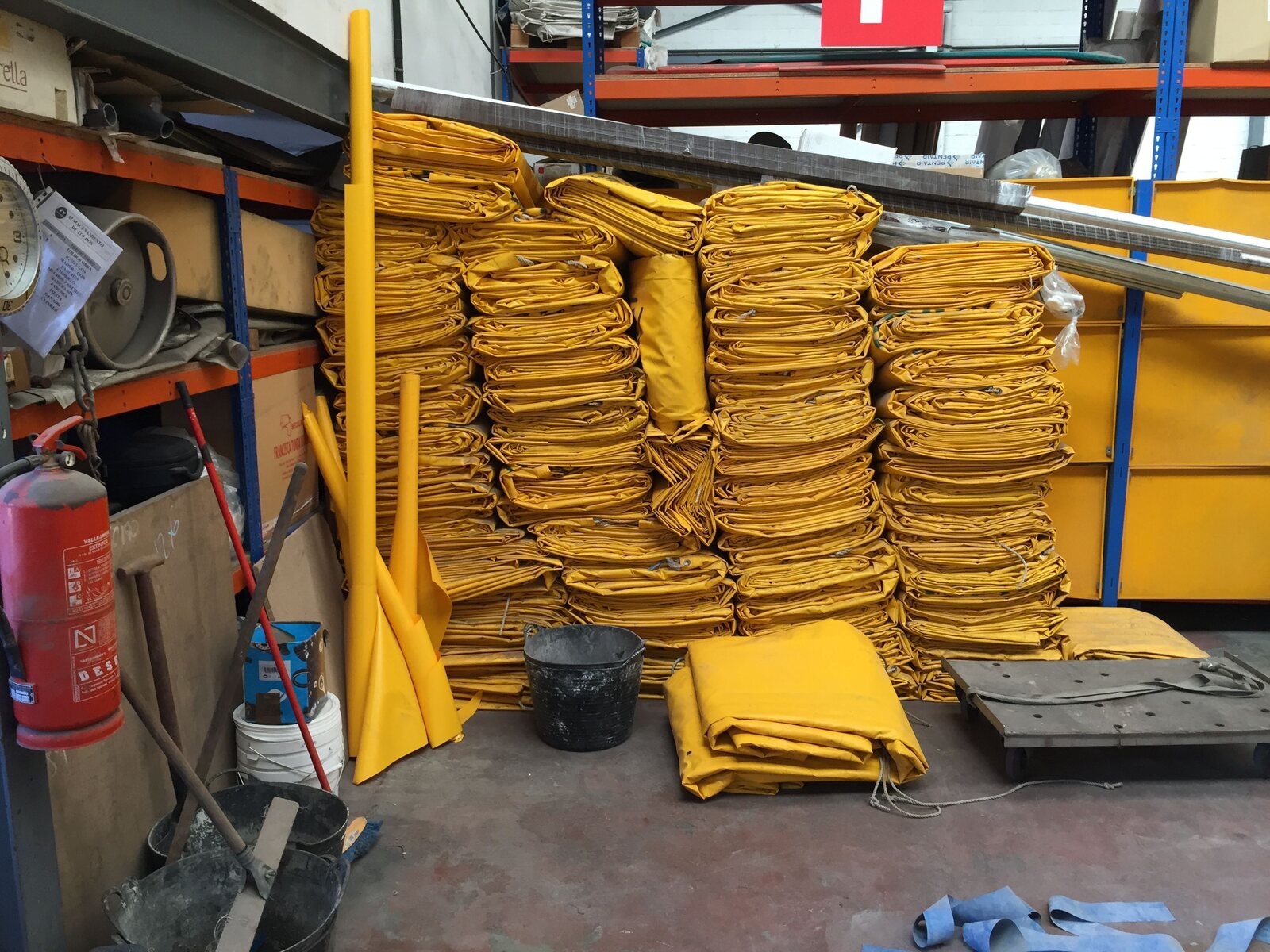 Toldos preparados para alquiler en el taller